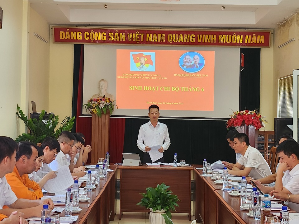 Chi bộ Điện lực khu vực Mộc Châu - Vân Hồ sinh hoạt định kỳ tháng 6